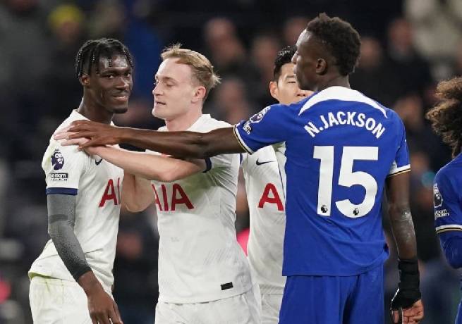 Tottenham ph&aacute;t minh ra sơ đồ  0-7-1 l&agrave;m CĐV ngỡ ng&agrave;ng