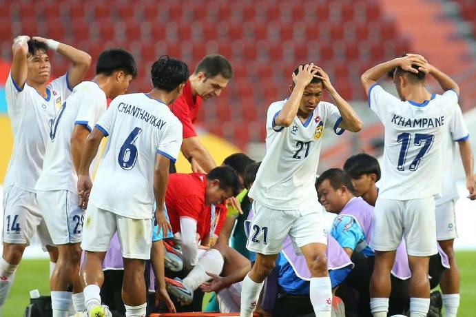 U22 Việt Nam thăm cầu thủ L&agrave;o bị g&atilde;y ch&acirc;n khi đ&aacute; SEA Games