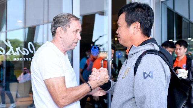 HLV Th&aacute;i Lan tuy&ecirc;n bố chắc nịch trong ng&agrave;y đầu cầm qu&acirc;n