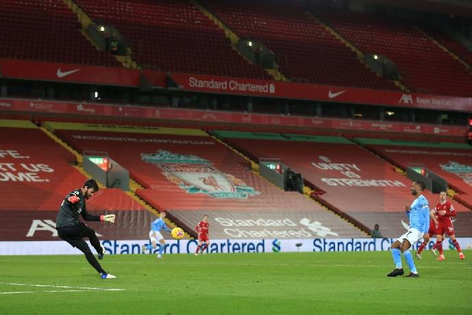 Thủ m&ocirc;n Alisson mắc 2 sai lầm trong 3 ph&uacute;t, Klopp n&oacute;i g&igrave;?