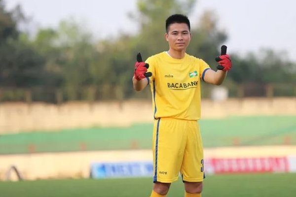 Hy hữu: Trung vệ SLNA phải đeo găng để học l&agrave;m thủ m&ocirc;n