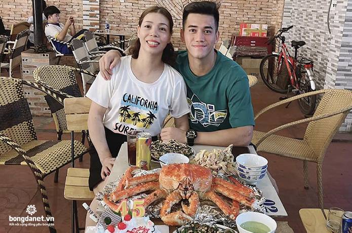 Tiến Linh mừng ng&agrave;y 8/3 b&ecirc;n người phụ nữ đặc biệt