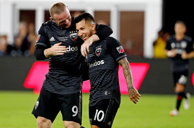 Đồng đội mới của Rooney tr&ecirc;n đường gia nhập MU