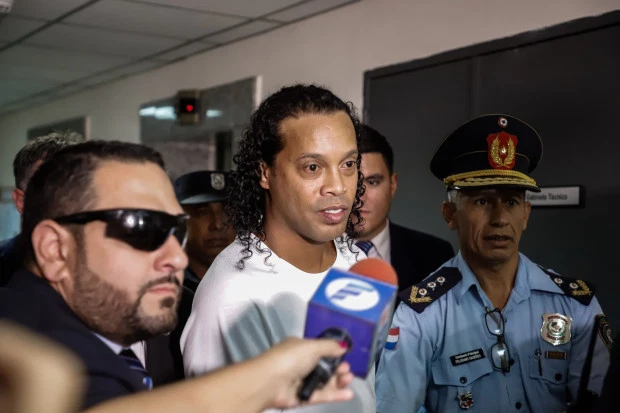 Ai đ&atilde; trả 1,6 triệu bảng gi&uacute;p Ronaldinho ra t&ugrave;?