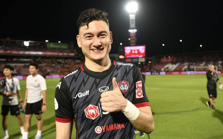 Muangthong United l&agrave;m s&aacute;ng tỏ tương lai Đặng Văn L&acirc;m