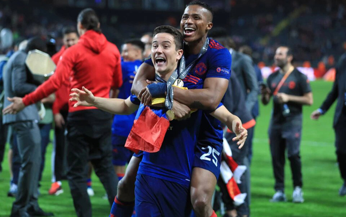 MU ch&iacute;nh thức &lsquo;thanh l&yacute;&rsquo; c&ugrave;ng l&uacute;c 15 cầu thủ