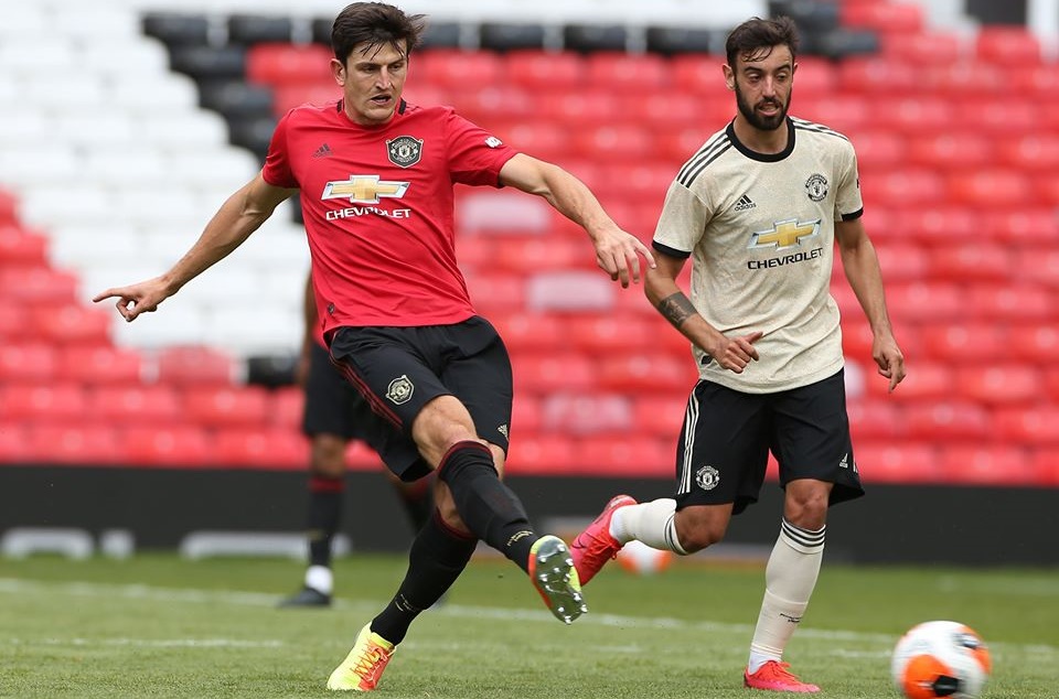 Bruno Fernandes đại chiến Paul Pogba trong trận h&ograve;a 4-4 của MU