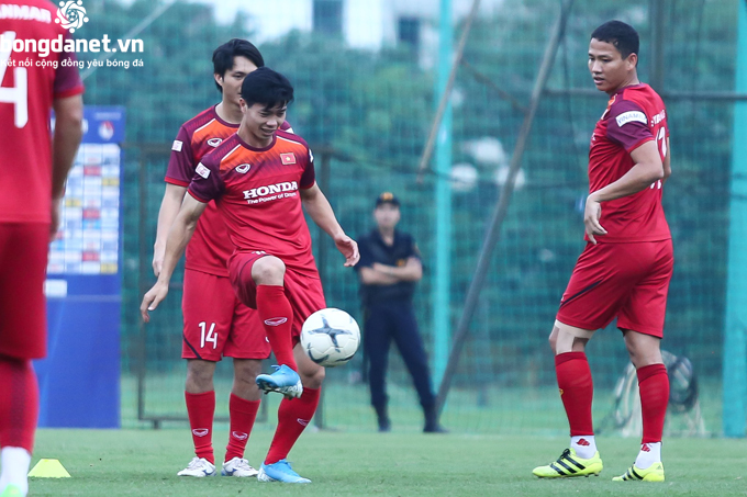 C&ocirc;ng Phượng 'chiếm s&oacute;ng' tr&ecirc;n s&acirc;n tập trước trận gặp Malaysia
