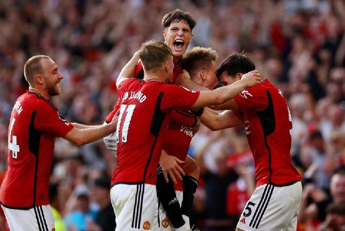 'M.U kh&ocirc;ng hề bỏ cuộc, n&ecirc;n lội ngược d&ograve;ng l&agrave; điều b&igrave;nh thường'