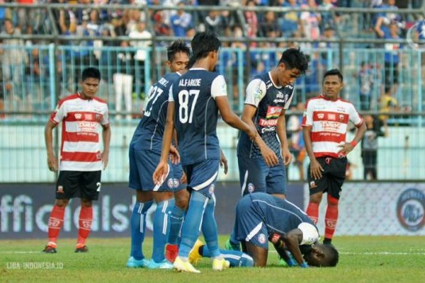 Nhận định b&oacute;ng đ&aacute; Arema vs Madura, 15h30 ng&agrave;y 8/11: R&uacute;t ngắn khoảng c&aacute;ch