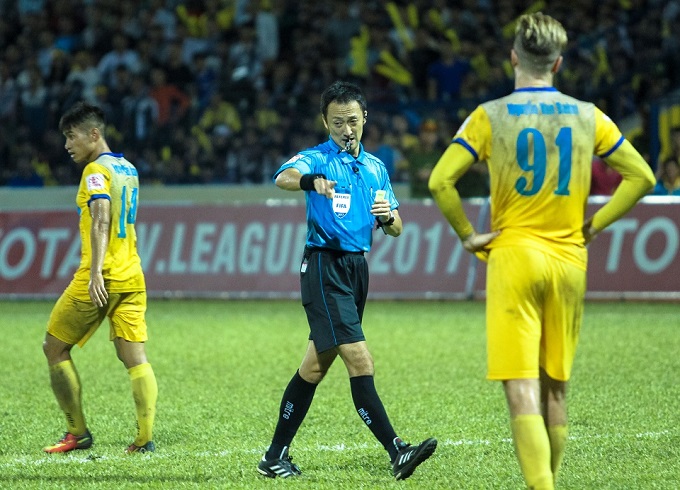 Trọng t&agrave;i bắt ch&iacute;nh trận Việt Nam vs UAE: Vua thẻ phạt