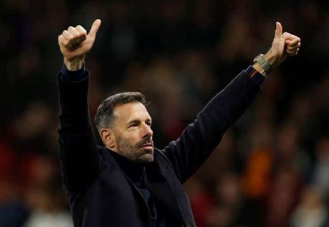 Gi&uacute;p MU thăng tiến, tương lai của Van Nistelrooy bất định