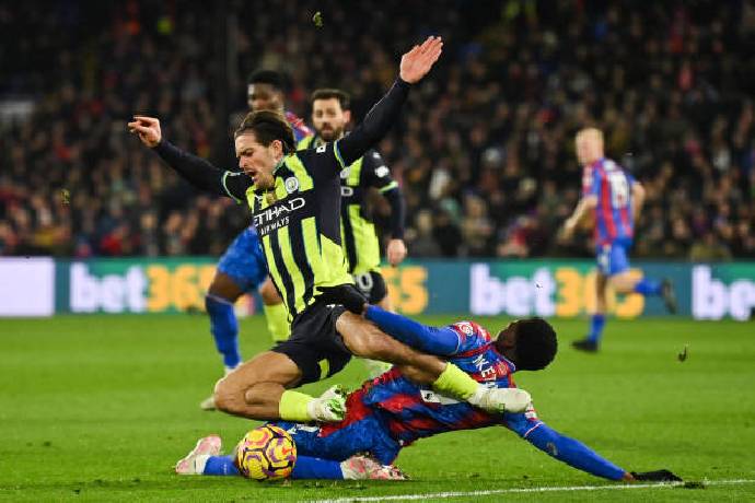 Man City may mắn h&ograve;a Crystal Palace trong thế 10 người