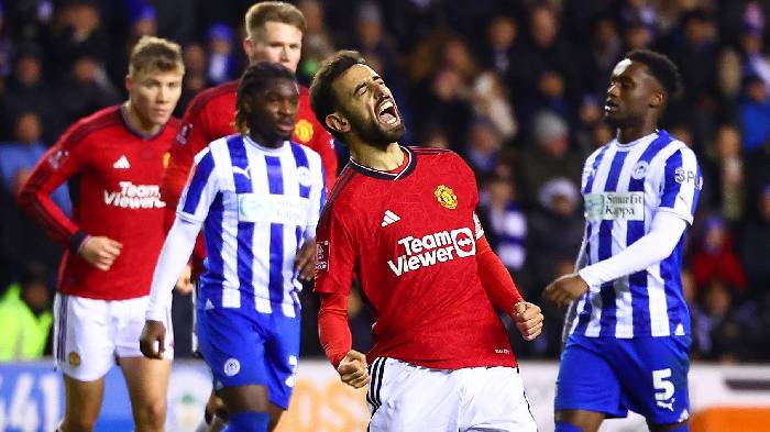 MU hưởng phạt đền tranh c&atilde;i, Bruno Fernandes bị tố ng&atilde; vờ