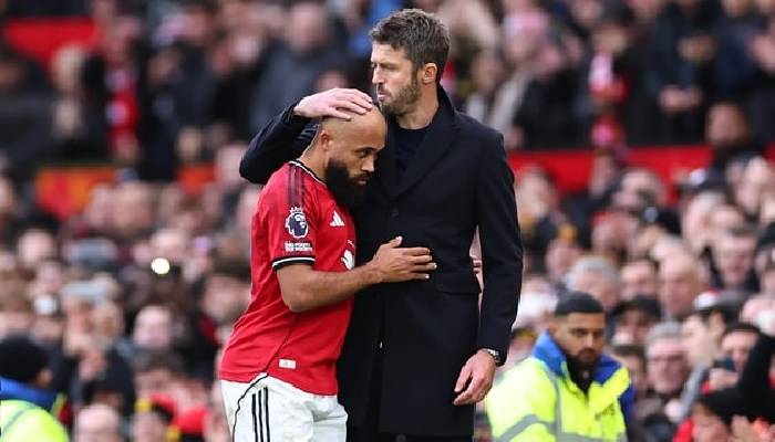 Gary Neville n&oacute;i về khả năng Carrick dẫn dắt MU