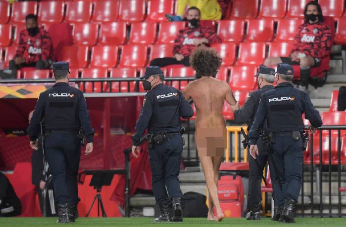 D&agrave;n sao MU sững sờ trước CĐV khỏa th&acirc;n tr&ecirc;n s&acirc;n Granada