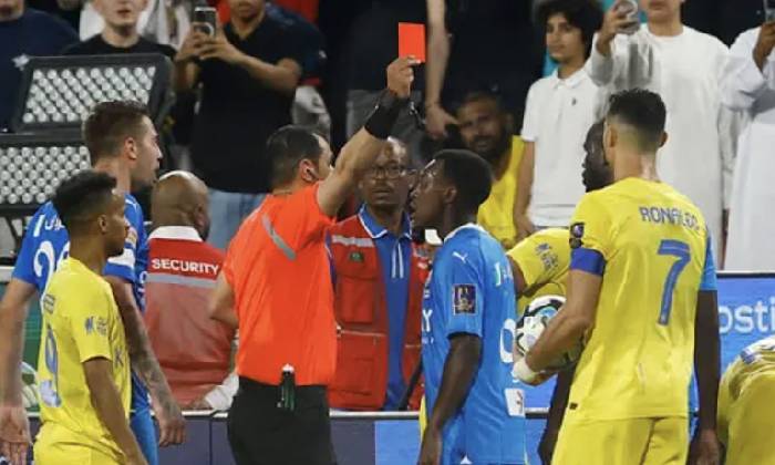 HLV Al Nassr: &lsquo;Ronaldo bị thẻ đỏ v&igrave; đối thủ ăn vạ&rsquo;
