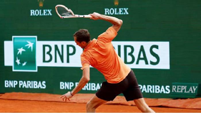 Medvedev đập n&aacute;t vợt khi thua trắng 0-6, 0-6 ở v&ograve;ng 2 Monte Carlo Masters