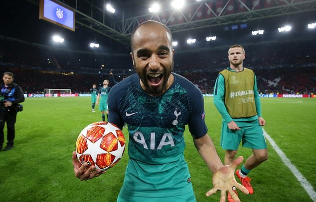 Tung 3 c&uacute; đấm loại Ajax, Lucas Moura: 'Kh&ocirc;ng thể tin nổi'