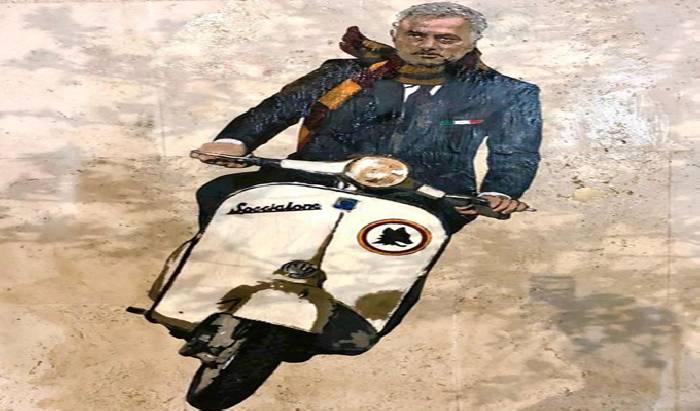 Ch&ugrave;m ảnh 'so&aacute;i ca' Mourinho ph&oacute;ng vespa tr&ecirc;n đường phố Roma