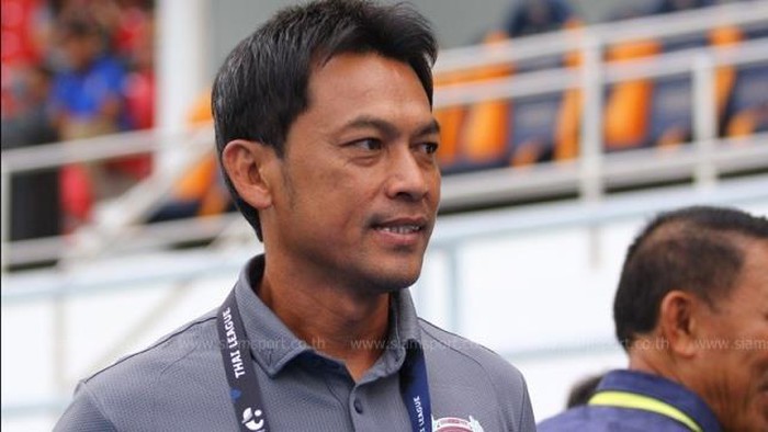 Lộ diện ứng vi&ecirc;n thay thế HLV Sirisak ở ĐT Th&aacute;i Lan