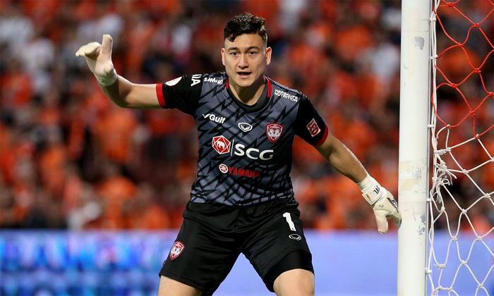 Đặng Văn L&acirc;m nhận tin kh&ocirc;ng vui từ Muangthong United