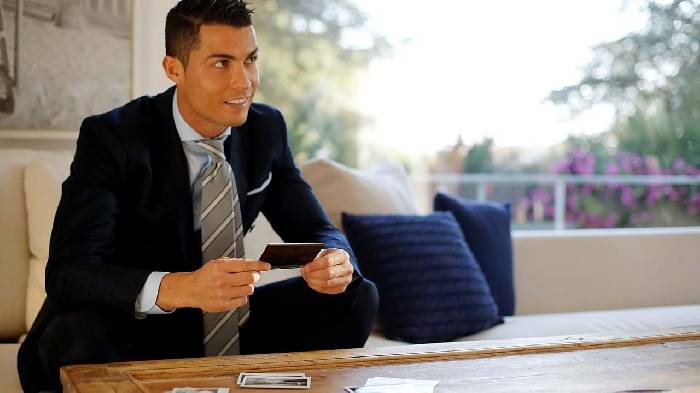 Ronaldo bật m&iacute; kế hoạch l&agrave;m '&ocirc;ng tr&ugrave;m' t&uacute;c cầu sau khi giả nghệ