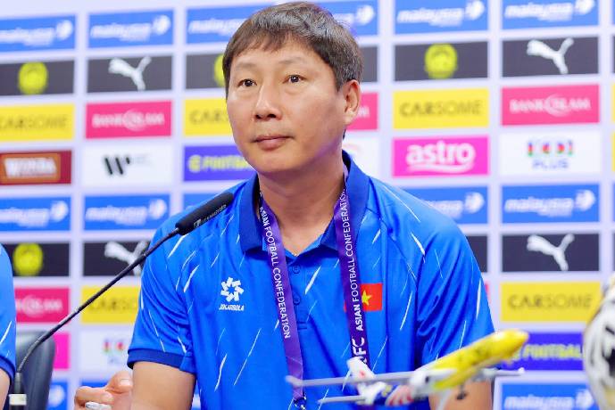 HLV Kim Sang Sik quyết thắng d&agrave;n sao nhập tịch của Malaysia
