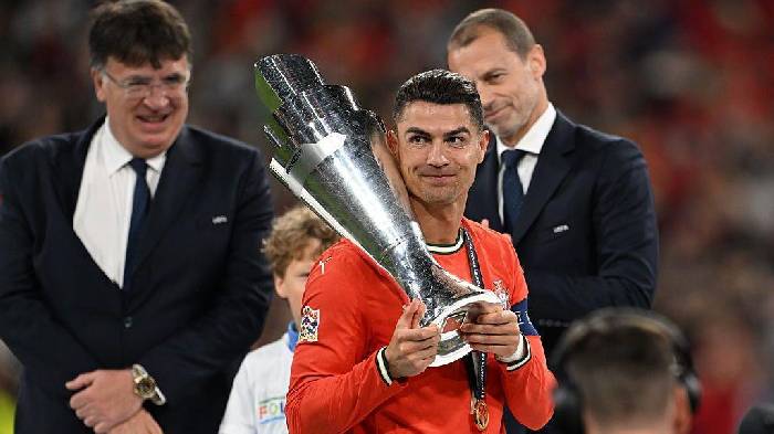 Ronaldo bật kh&oacute;c, lập h&agrave;ng loạt kỷ lục sau khi v&ocirc; địch Nations League