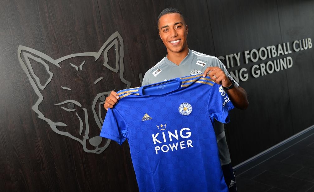 Youri Tielemans CH&Iacute;NH THỨC cập bến Leicester với gi&aacute; kỷ lục