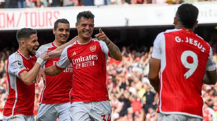 'Anh ta n&ecirc;n ở lại gi&uacute;p đỡ Arsenal, thay v&igrave; nằng nặc đ&ograve;i ra đi'