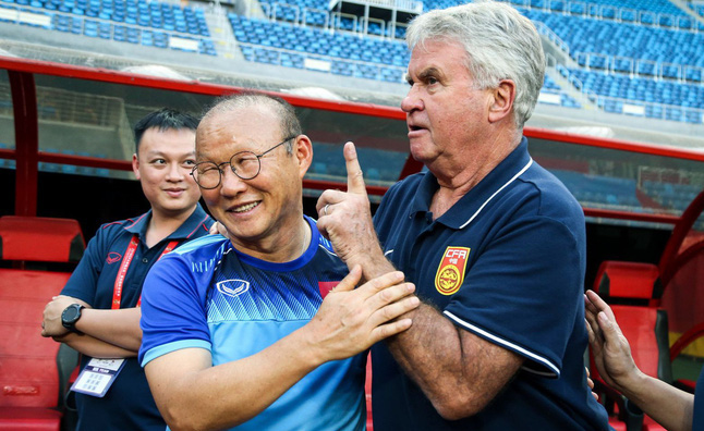 HLV Guus Hiddink n&oacute;i g&igrave; sau khi bại dưới tay Park Hang-seo?