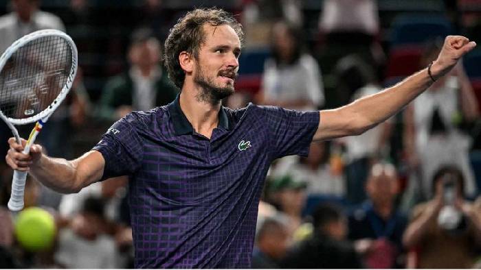 Medvedev lần đầu thắng Learner Tien, v&agrave;o tứ kết Shanghai Masters 2025