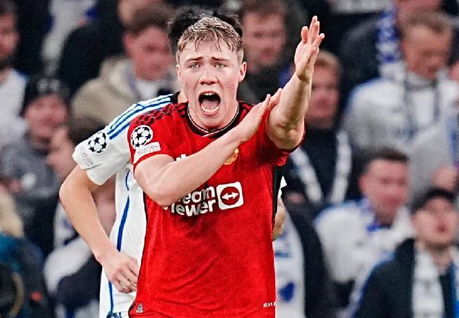 'Man United kh&ocirc;ng c&oacute; cầu thủ l&atilde;nh đạo ở tr&ecirc;n s&acirc;n'