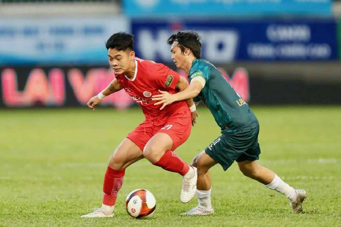 HLV Kiatisuk: 'HAGL chưa t&iacute;nh đua trụ hạng'