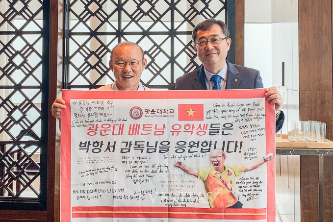 Thầy Park được phong h&agrave;m gi&aacute;o sư ở đại học qu&ecirc; nh&agrave;