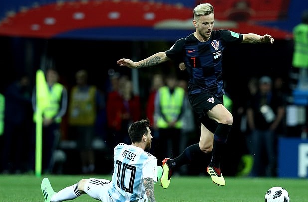 Đăng ảnh tr&ecirc;u ngươi Messi, Rakitic hết cửa ở lại Barca