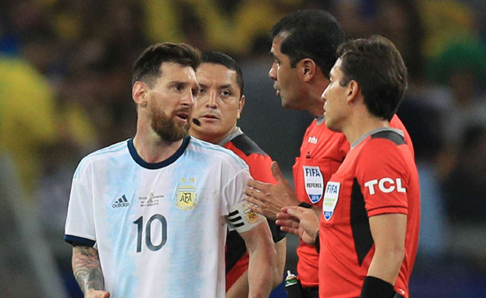 Trọng t&agrave;i bắt ch&iacute;nh trận Brazil vs Argentina &lsquo;phản đ&ograve;n&rsquo; Lionel Messi