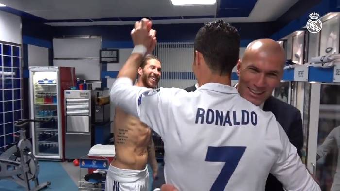 'Bất kể l&uacute;c n&agrave;o, Ronaldo vẫn lu&ocirc;n tử tế trong phong thay đồ'