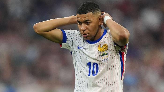 Mbappe bị chỉ tr&iacute;ch v&igrave; đổi &aacute;o giữa trận đấu giữa giờ nghỉ