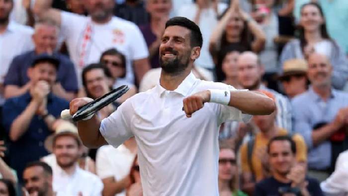 Djokovic ngược d&ograve;ng sau 4 set, gặp Sinner ở b&aacute;n kết Wimbledon 2025