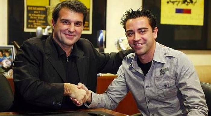 Xavi 'rạn nứt' với Laporta v&igrave; '&ocirc;ng ho&agrave;ng tiệc t&ugrave;ng' xứ Samba