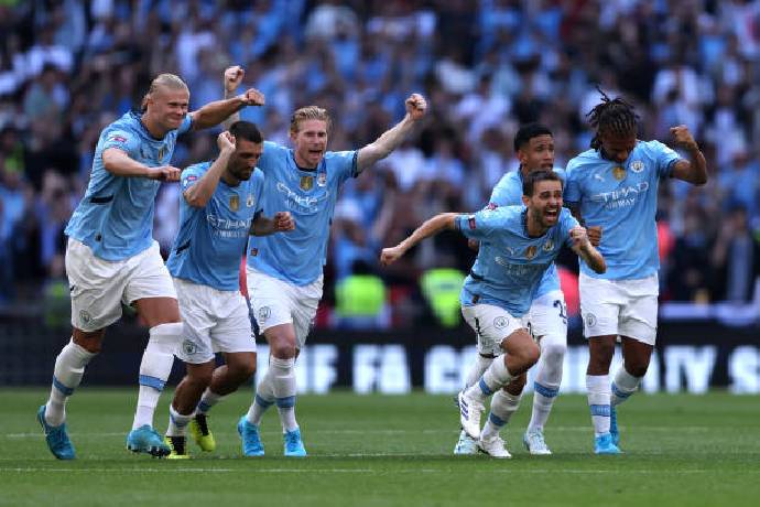 Thắng nghẹt thở MU ở loạt &ldquo;đấu s&uacute;ng&rdquo;, Man City gi&agrave;nh si&ecirc;u c&uacute;p Anh