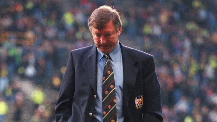 'Sir Alex gọi t&ocirc;i đến văn ph&ograve;ng v&agrave; n&oacute;i: Cậu h&atilde;y giải nghệ đi'