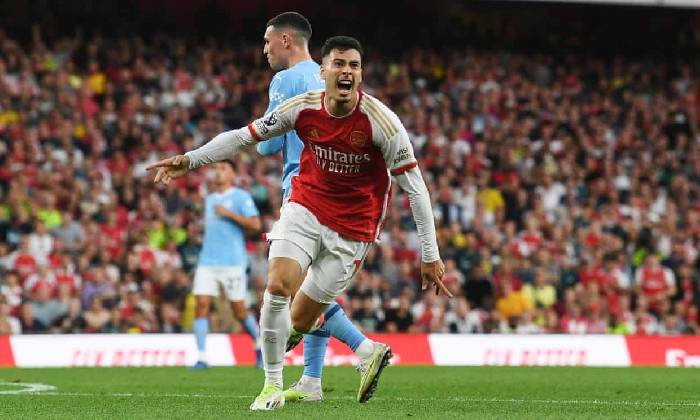 Arsenal 'c&acirc;n nhắc' đề nghị đi&ecirc;n rồi với đối thủ kh&ocirc;ng đội trời chung