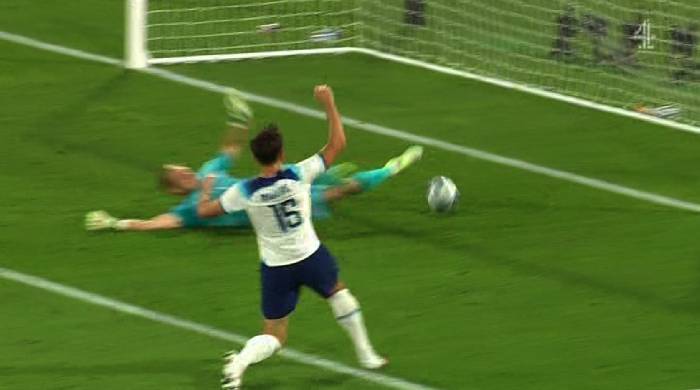 Maguire lại tấu hề với b&agrave;n phản lưới nh&agrave; ngờ nghệch