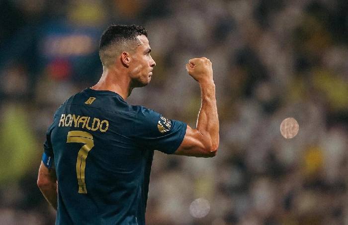Ronaldo ch&ecirc; bai b&oacute;ng đ&aacute; qu&ecirc; nh&agrave;, tuy&ecirc;n bố ủng hộ Ả Rập