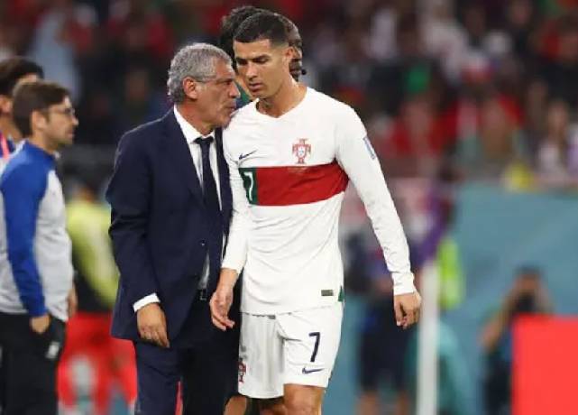 Ronaldo cạch mặt thầy cũ v&igrave; để anh ngồi dự bị