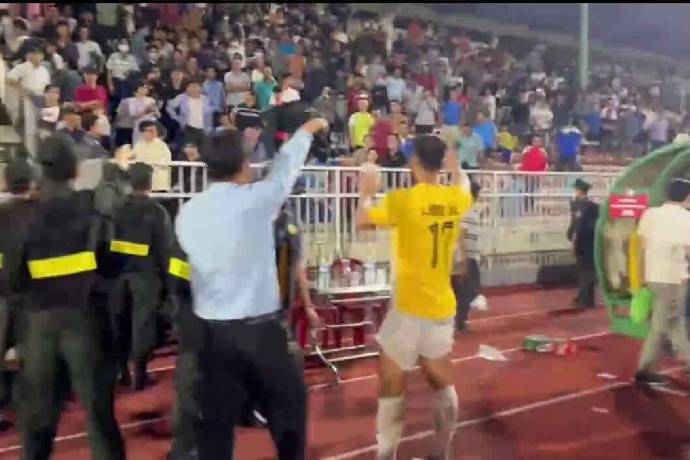 CĐV B&igrave;nh Định n&eacute;m vật thể lạ xuống s&acirc;n v&igrave; bất b&igrave;nh với CLB Thanh H&oacute;a