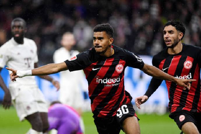 H&agrave;ng thủ chơi như mơ ngủ, Bayern Munich nhận thất bại thảm hại